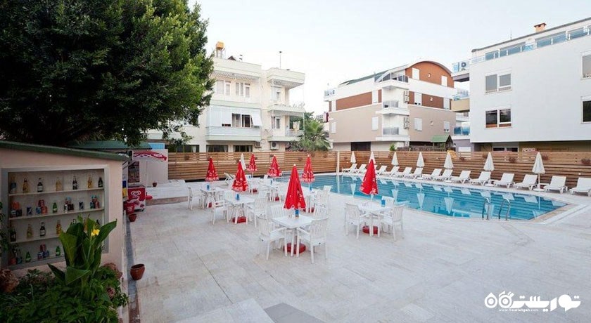 استخر روباز و ساختمان هتل